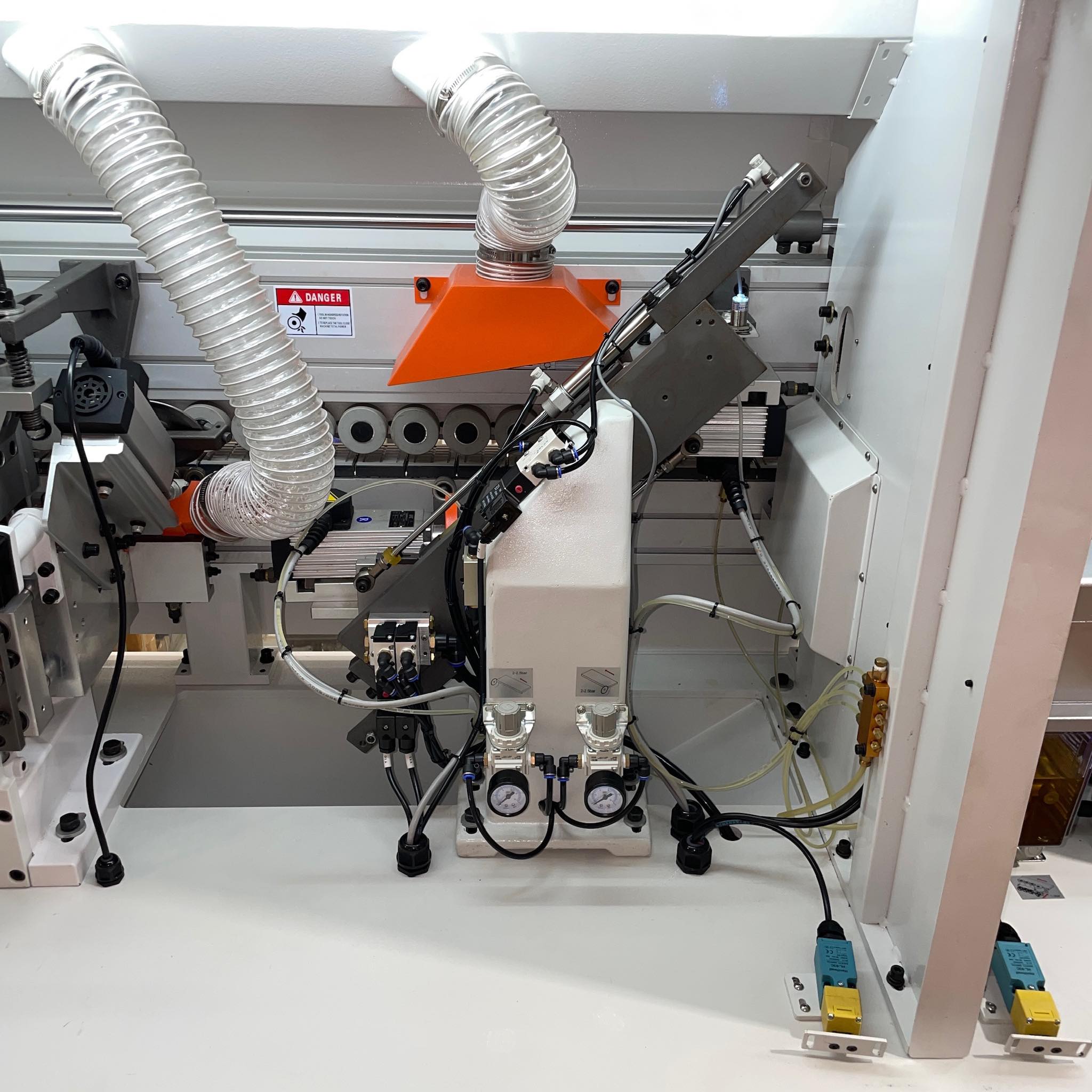 Rutile Series - End Cutting / Trimming Unit - With two independent high frequency motors to cut the front and rear edge. Each operating motor is equipped with copying device for an accurate positioning of blades in relation to the cutting point.